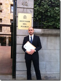 0 Pedro Muñoz, a las puertas de la institución nacional cuyo amparo ha solicitado también