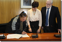 El director provincial de Fomento, Casto Sánchez, junto a la alcaldesa de la localidad, Elena García, han sido los encargados de entregar la vivienda