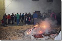 0 Chorizos y panceta, asándose sobre las ascuas de la hoguera