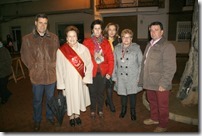 0 Jacinta Monroy y Jacinto Arriaga junto a miembros de la hermandad de los santitos