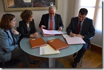Autoridades durante la firma