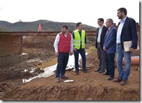 Caballero visita en Almadén las obras del arreglo del puente de acceso al Molino de Ferreras