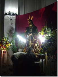 Devotos y fieles toboseños pasan este viernes por el Monasterio de las Trinitarias
