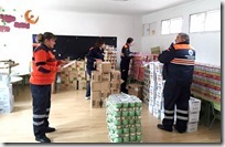 Los voluntarios, organizando el reparto