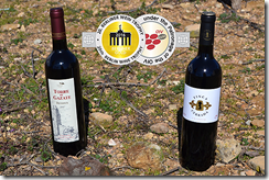 Imagen de dos botellas de los vinos premiados
