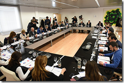 Miembros de la Universidad y el gobierno regional, en una mesa redonda celebrada en el I Foro Ciudadano organizado por el gobierno de Page