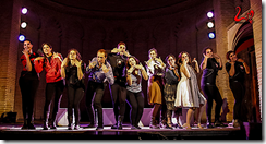 Miembros de la compañía posan en el escenario del festival