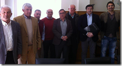 El viceconsejero de Administración Local y Coordinación Administrativa, Fernando Mora, junto a miembros de la asociación "La Benéfica"