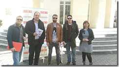 Miembros de CCOO de Ciudad Real durante la recogida de firmas