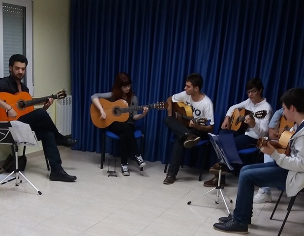 El Conservatorio de Música Pablo Sorozábal de Puertollano ofreció un concierto de guitarra flamenca en la barriada El Poblado
