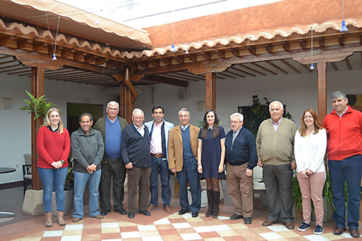 La directora provincial de Bienestar Social Prado Zúñiga y el alcalde de Almagro, Daniel Reina, posan con los miembros de la junta directiva