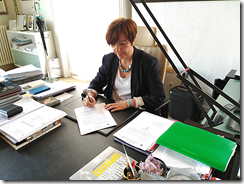 La alcaldesa, Rosa Melchor, firma los contratos