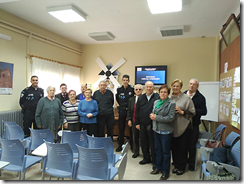 Los policias y los asistentes a la charla posan en el centro de mayores