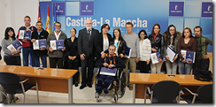 La delegada del gobierno regional en la provincia de ciudad real, Carmen Teresa Olmedo, acompañada del director provincial de Fomento, Casto Sánchez, ha hecho entrega de las llaves de las viviendas
