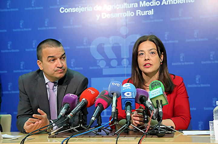 La alcaldesa de Ciudad Real, Pilar Zamora, y el consejero de Agricultura, Medio Ambiente y Desarrollo Rural, Francisco Martínez Arroyo, han presentado la muestra
