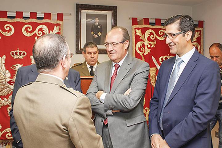 El presidente de la Diputación, José Manuel Caballero, con el responsable de la subdelegación, Javier Jiménez Castillejo