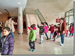 La alcaldesa, Rosa Melchor, saluda a niños que asisten a una representación