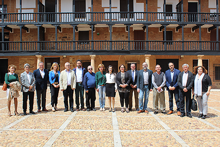La delegada del gobierno regional en la provincia de Ciudad Real, Carmen Teresa Olmedo, junto a representantes de los municipios