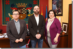 El alcalde, Pedro Ángel Jiménez y la presidenta y el tesorero, Mª Carmen Serrano y Jesús Lucendo, tras la firma del convenio