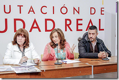La vicepresidenta del área de igualdad, jacinta Monroy, acompañada de la diputada responsable de Igualdad, Manoli González-Horcajo, y del gerente de la empresa Unigess, adjudicataria de llevar a cabo el desarrollo de este programa, Agustín María Lucena, ha presentado los talleres de la campaña 