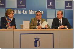 En el centro el viceconsejero de Administración Local y Coordinación Administrativa, Fernando Mora
