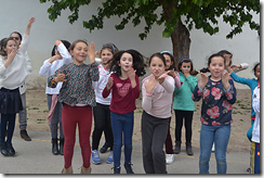 Niñas jugando en el patio del colegio