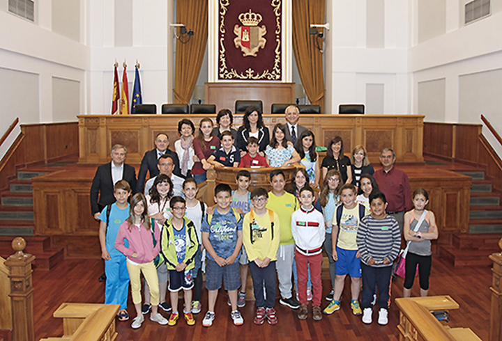 Ni&ntilde;os asistentes al pleno que se ha celebrado hoy en las cortes de Castilla - La Mancha