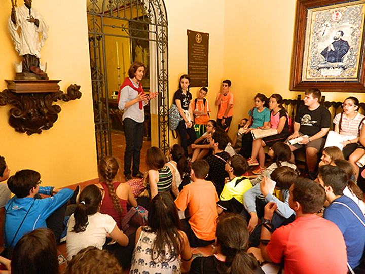 Los alumnos reciben las explicaciones de una guía local