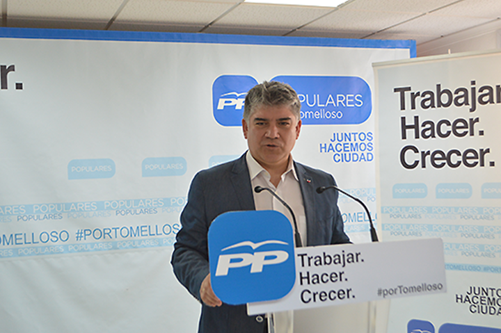 El presidente provincial del PP y candidato número uno al Senado, Carlos Cotillas,  en rueda de prensa