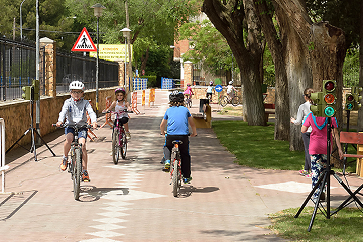 Los alumnos practican las normas viales en el parque infantil de tráfico