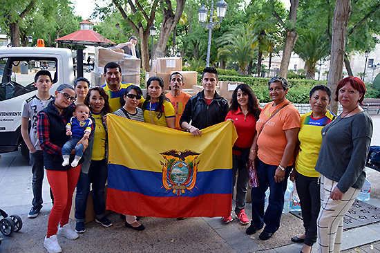 Ciudadanos de Ecuador que viven en Ciudad Real posan con la bandera de su país