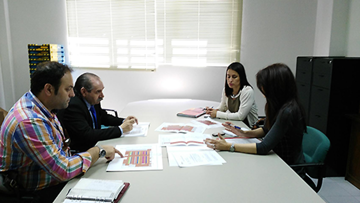 La periodita NievesHherrero junto a miembros de la asociación "A tu lado"