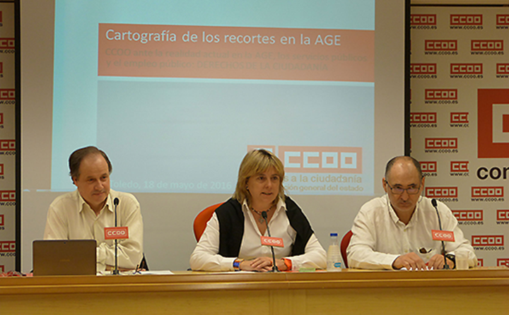 La alcaldesa observa a los alumnos durante una de las actividades