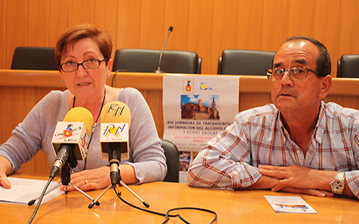 La concejala de sanidad, Alejandra Delgado y el presidente de la asociaci&oacute;n Arasol, presentaron la actividad