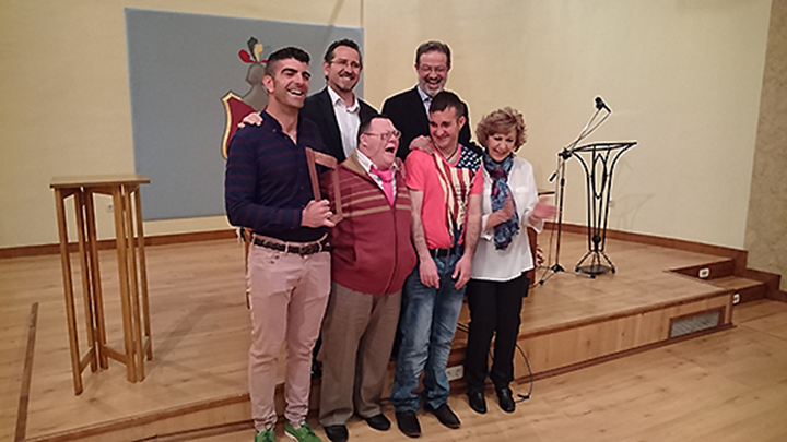 El alcalde de La Solana, Luis Díaz caho y el presidente de la asociación Pro Discapacidad, nemesio de lara, junto a la directora del centro ocupacional, Paqui Rivera, y usuarios del mismo