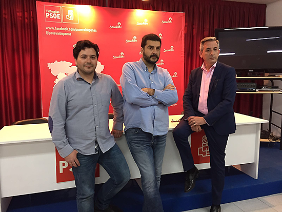 El cabeza de lista del PSOE al senado por la provincia de Ciudad real Jesús Martín y el secretario de acción electoral, David Triguero, en la sede del partido