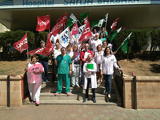 Concentraci&oacute;n de profesionales sanitarios a las puertas del hospital de Puertollano