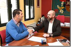 El alcalde, Pedro Ángel Jiménez junto al presidente de "Mancha Verde", Pablo Martín"