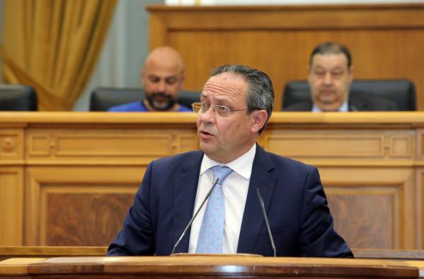 El consejero de Hacienda y Administraciones Públicas, Juan Alfonso Ruiz Molina, durante su intervención en el pleno celebrado en las cortes regionales