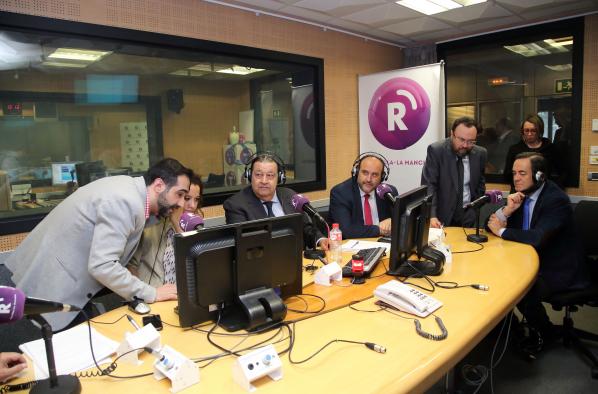 El vicepresidente regional, José Luis Martínez Guijarro, junto a otras autoridades, en los estudios de la RTVCM