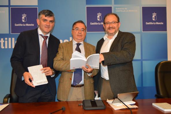 El viceconsejero de Administración Local y Coordinación Administrativa, Fernando Mora, ha presentado el ‘Manual para Concejales y Concejalas de Castilla-La Mancha’