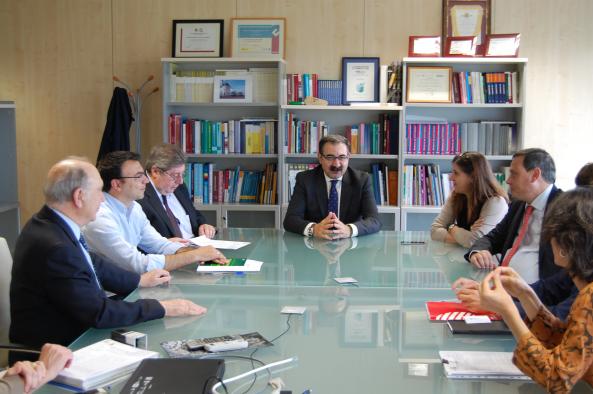 Reunión del consejero de Sanidad, Jesús Fernández con responsables de las empresas que ejecutarán las obras  